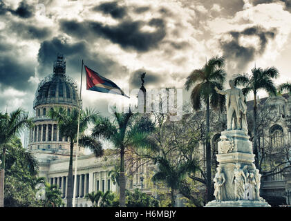 Vue de La Havane Central Park statue avec Capitol building et de drapeau cubain dans l'arrière-plan Banque D'Images