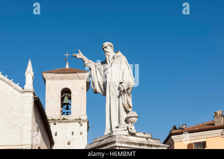 Statue de Saint Benoît par le monastère et l'église sur la place principale de Nursie en Ombrie endommagées par le séisme Banque D'Images