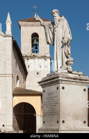 Statue de Saint Benoît en face de l'église et monastère à Norcia Ombrie endommagés lors d'un tremblement de terre Banque D'Images