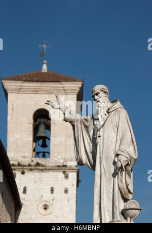 Clocher de l'église de St Benoît et statue à Norcia Ombrie Italie qui a été endommagé lors d'un tremblement de terre Banque D'Images