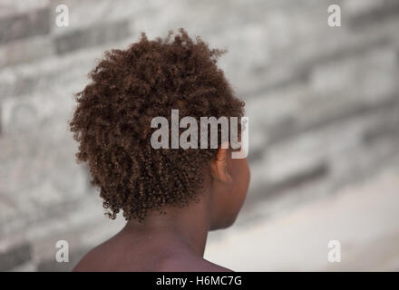 Enfants africains de retour avec peu de boucles sur ses cheveux afro Banque D'Images