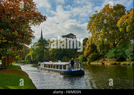 Plaisir cruiser sur la rivière Avon à Stratford upon Avon, avec des couleurs automnales sur les arbres. Banque D'Images