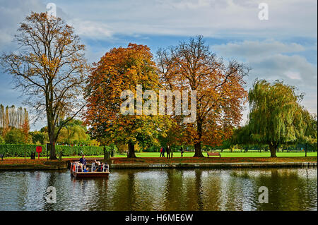 La chaîne à main bac sur la rivière Avon à Stratford upon Avon, Warwickshire. Banque D'Images