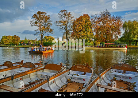 La chaîne à main bac sur la rivière Avon à Stratford upon Avon, Warwickshire. Banque D'Images