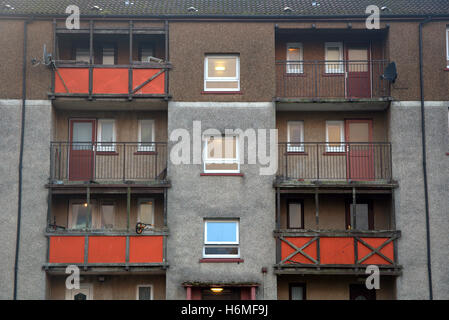 Faifley Clydebank près de 60 avec des vérandas bâtiment moderne montrant classe ouvrière vivant dans une forme graphique Banque D'Images