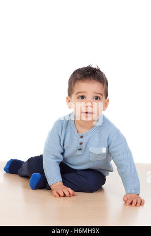 Adorable bébé de neuf mois assis sur le plancher Banque D'Images