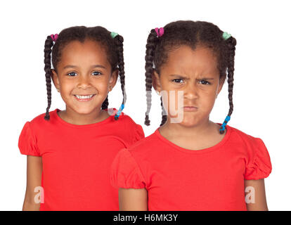 Afroamerican twins avec des tresses. L'un heureux et l'autre très en colère isolé sur fond blanc Banque D'Images