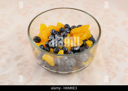 Salade de fruits simple de bleuets frais et de mandarines en conserve dans bol en verre Banque D'Images