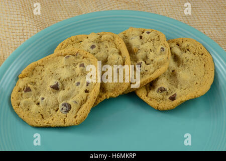 Cookies aux pépites de chocolat sur plaque bleue Banque D'Images