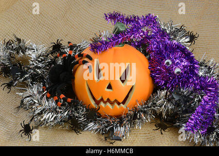 Jack O' Lantern Halloween décoration avec les araignées et de guirlandes Banque D'Images