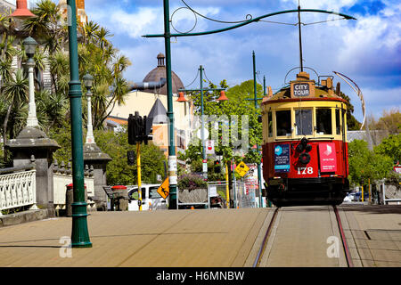 Christchurch, Nouvelle-Zélande. 29 Oct 2016. Une voiture de tramway du patrimoine visite de la ville plis route touristique. Banque D'Images