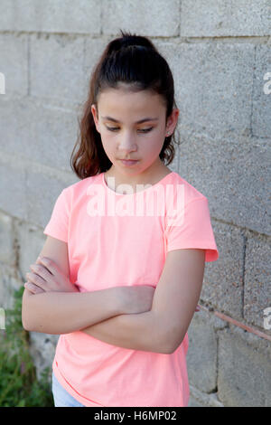 Angry preteen girl with pink t-shirt dans la rue Banque D'Images