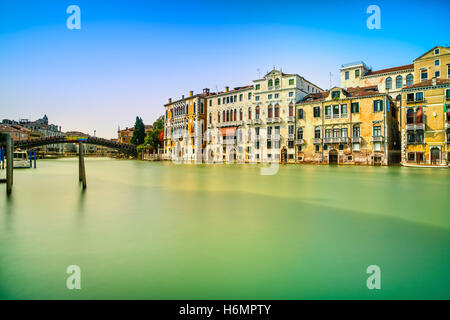 La ville de Venise, de l'eau grand canal, pont de l'Accademia et des bâtiments traditionnels façade. L'Italie, l'Europe. Photos à longue exposition Banque D'Images