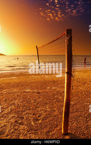 Filet de volley-ball sur la plage tropicale, Chang island, Thaïlande Banque D'Images