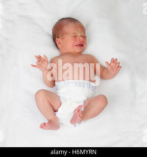 Adorable bébé nouveau-né pleure isolé sur fond blanc Banque D'Images