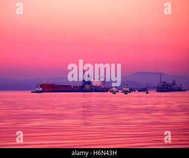 Pétrolier, dans lumière du soir. Hound Point. Hound Point est un terminal pétrolier maritime à l'estuaire de la Forth, Ecosse UK Banque D'Images