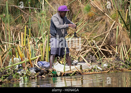 Les captures des pêcheurs africains poissons à l'aide de papyrus de pêche à la ligne à bord du lac Naivasha, Kenya Banque D'Images