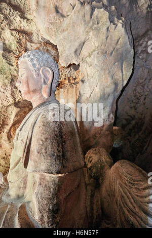 Assis et Bouddha couché statues de Tang Chon Grotte. Thuy Son Mountain, la montagne de Marbre, Da nang, Vietnam. Banque D'Images