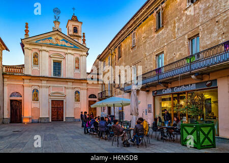 Italie Piémont Canavese - Rivarolo Canavese - vieille ville, Piazza Garibaldi - église Confraternita di San Rocco e San Carlo Banque D'Images