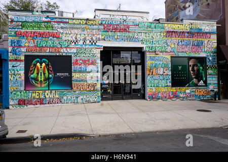 Peintes de couleurs vives à l'extérieur de la partie supérieure de soccer 90 magasin sur l'Avenue de l'Atlantique dans la région de Brooklyn, NY la vente des maillots, chaussures et autres engins. Banque D'Images