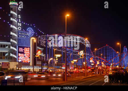 Et la promenade de Blackpool Pleasure Beach Blackpool Illuminations au cours de l'assemblée annuelle, Lancashire, Angleterre. Banque D'Images