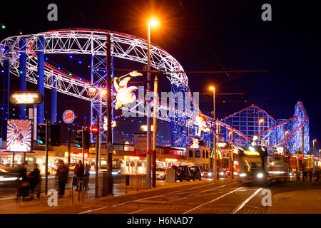 Et la promenade de Blackpool Pleasure Beach Blackpool Illuminations au cours de l'assemblée annuelle, Lancashire, Angleterre. Banque D'Images