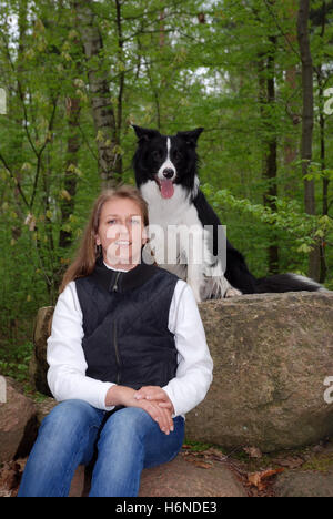 Femme avec border collie Banque D'Images