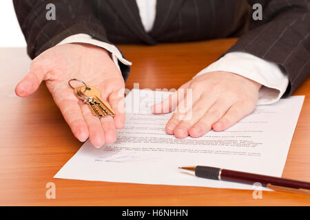 Woman holding keys et contrat de location dans les mains Banque D'Images