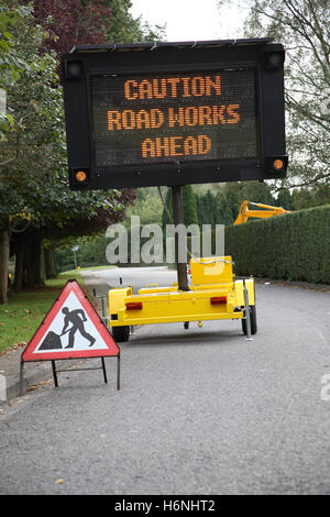 Un contrôle routier mobile, solar powered road sign de point-matrice affiche le message : Attention travaux à venir Banque D'Images