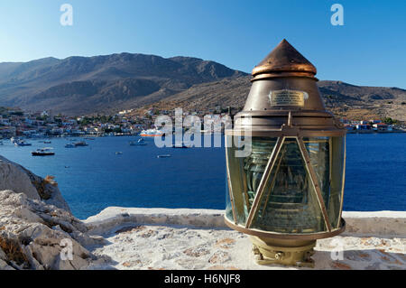 Voir d'Emborio et du port, l'île de Chalki, îles du Dodécanèse, Grèce. Banque D'Images