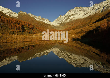 Fafleralp lake dans Lötschenl, couleurs d'automne. Lang et glacier Lötschenlücke, BValais, Alpes Suisses, Suisse Banque D'Images