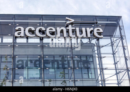 Logo Accenture, panneau sur le bâtiment Prague, République tchèque Banque D'Images