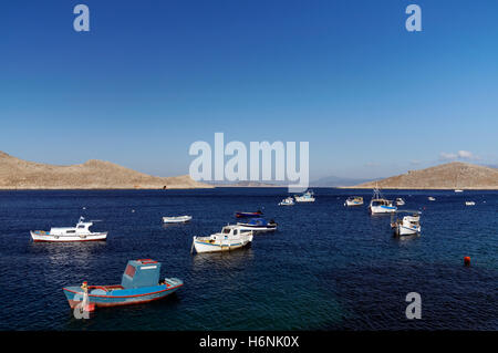 Bateaux de pêche au port, Village d'Emborio, Chalki île près de Rhodes, Dodécanèse, Grèce. Banque D'Images