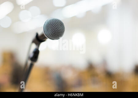 Microphone sur la scène du concert live Banque D'Images