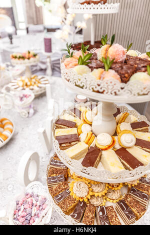 De délicieux desserts différents et des gâteaux sur la table du buffet Banque D'Images