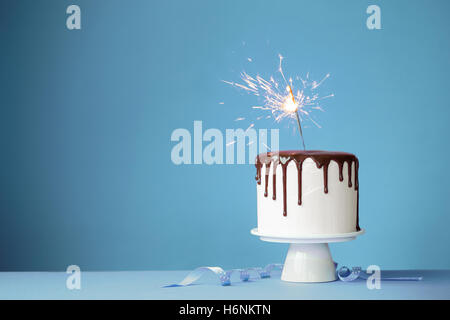 Gâteau décoré avec un sparkler Banque D'Images