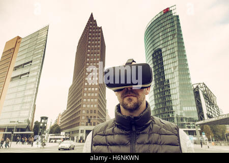 Homme portant la Réalité Virtuelle (RV) à lunettes de la Potsdamer Platz à Berlin, Allemagne Banque D'Images