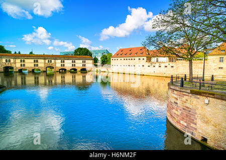 Strasbourg, barrage Vauban et pont médiéval Ponts Couverts et de réflexion, Barrage Vauban. Alsace, France. Banque D'Images