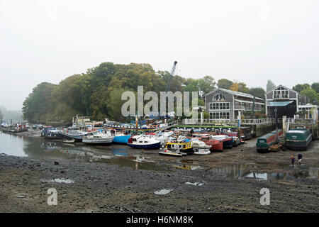 Chantiers d'eel pie island durant l'arrêt, lorsque la rivière Thames est autorisé à atteindre son niveau naturel à marée basse Banque D'Images