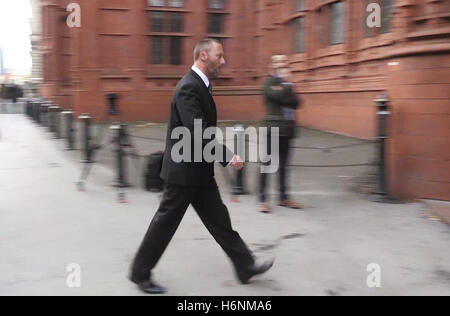 Vidéo encore prise de PA vidéo de l'officier de police des West Midlands Paul Greenfield arrivant au tribunal de Birmingham, où il est accusé des officiers Mark Fannon et Paul Adey de pervertir le cours de la justice et de parjure en relation avec la mort d'un homme sous contrainte. Banque D'Images