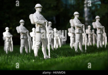 UTILISATION ÉDITORIALE SEULEMENT des « armées perdues » exposées au Jubilee Park dans le Canary Wharf de Londres, dans le cadre du premier Sentier d'art du souvenir du Royaume-Uni en association avec la Royal British Legion, qui s'ouvre gratuitement au public le mardi 1er novembre pendant deux semaines. Banque D'Images