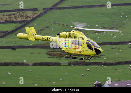 Yorkshire Air Ambulance G-CEMS Mcdonnell douglas MD902 Explorer hélicoptère près de Hebden Bridge dans le Yorkshire Banque D'Images