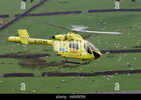 Yorkshire Air Ambulance G-CEMS Mcdonnell douglas MD902 Explorer hélicoptère près de Hebden Bridge dans le Yorkshire Banque D'Images