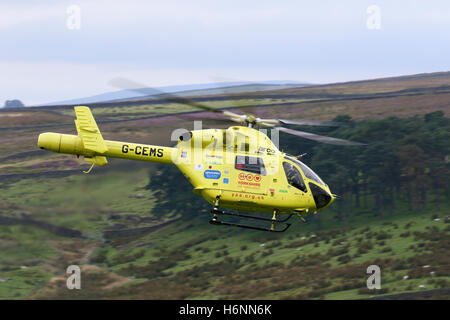 Yorkshire Air Ambulance G-CEMS Mcdonnell douglas MD902 Explorer hélicoptère près de Hebden Bridge dans le Yorkshire Banque D'Images