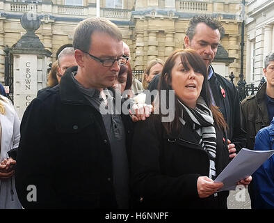 Meilleure qualité disponible Video encore prises de PA Vidéo de parents (gauche-droit) Mark Goldsmith, Kate Goldsmith et Doug Houghton en dehors de la Crown Court de lecture comme Tomasz Kroker, a été emprisonné pendant 10 ans après avoir tué une femme et trois enfants en labourant dans leur voiture pendant qu'à l'arrêt du défilement de la musique sur son téléphone mobile. Banque D'Images