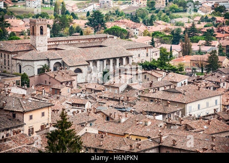 Vue panoramique sur la ville médiévale de Gubbio. Ombrie Italie Banque D'Images