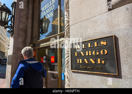 San Francisco, CA, États-Unis, Wells Fargo Bank, Man Walking in Front of Sign, bâtiment, centre-ville, immobilier bancaire Banque D'Images