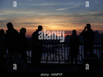 Les gens qui regardent le coucher de soleil sur Victoria Embankment et de la Tamise de Blackfriars Bridge, le centre de Londres. Banque D'Images