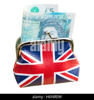 Union jack bourse d'argent avec cinq livres sterling note nouvelle, au Royaume-Uni. Découper ou isolé sur un fond blanc. Banque D'Images