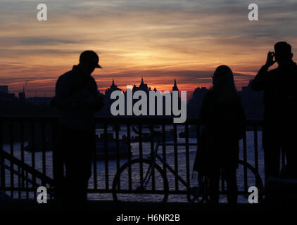 Les gens qui regardent le coucher de soleil sur Victoria Embankment et de la Tamise de Blackfriars Bridge, le centre de Londres. Banque D'Images